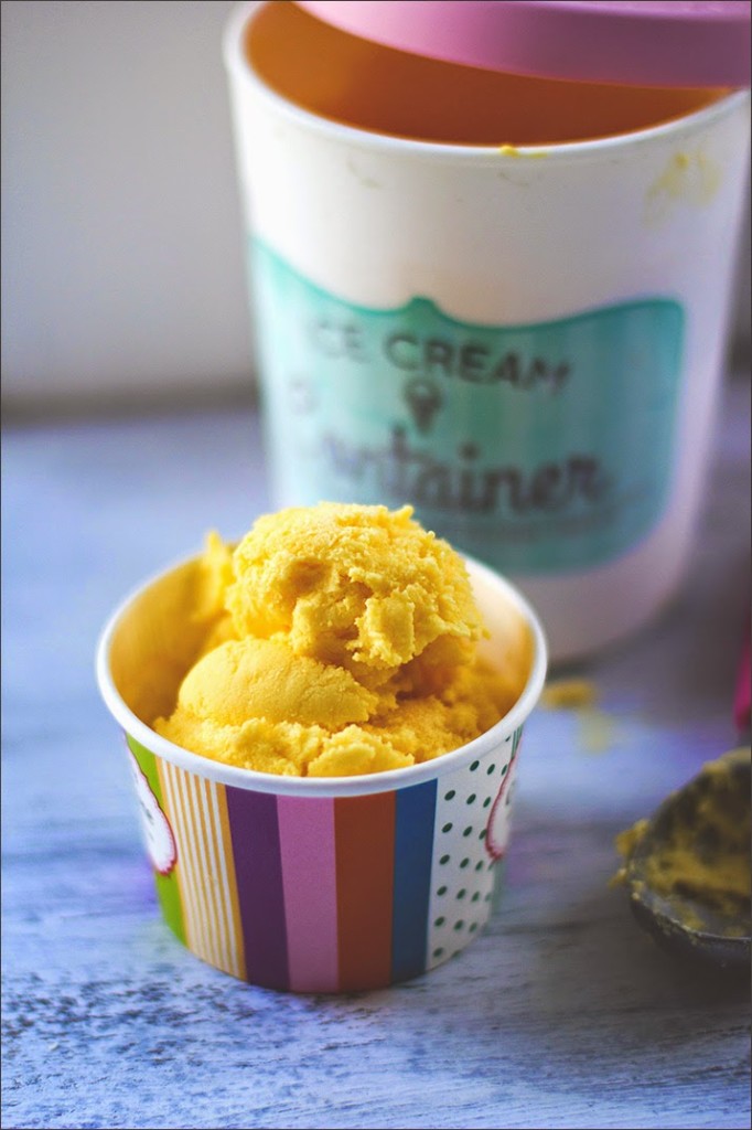 Mango Frozen Yogurt - selbstgemachtes Eis aus der Eismaschine mit Mangos und griechischem Joghurt Mango Eis mit frischer Mango und griechischem Joghurt, in einem Eisbecher