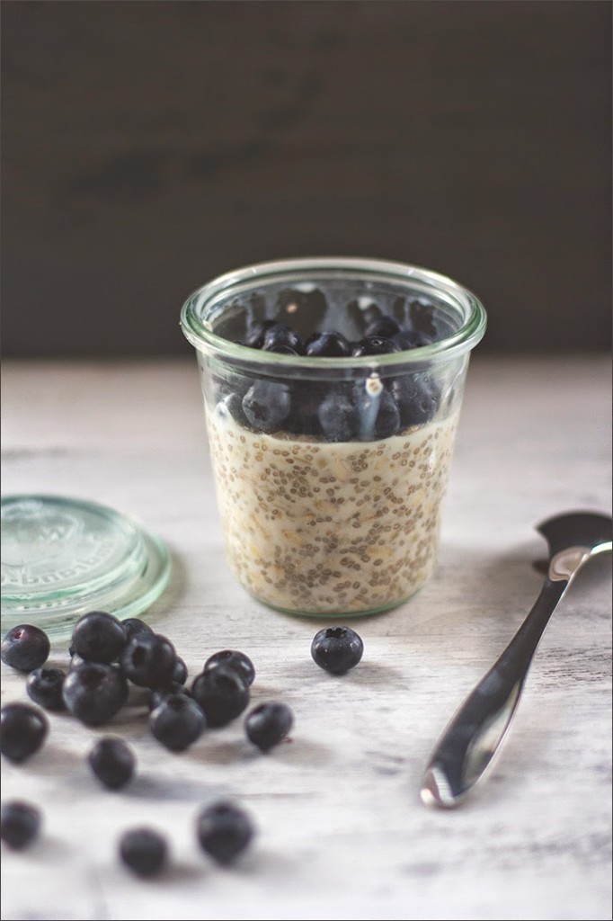 Rezept für Overnight Oats mit Mandeln, Chia Samen, Ahornsirup und Blaubeeren Overnight Oats: über Nacht im Kühlschrank eingeweicht und zum Frühstück mit frischen Blaubeeren serviert