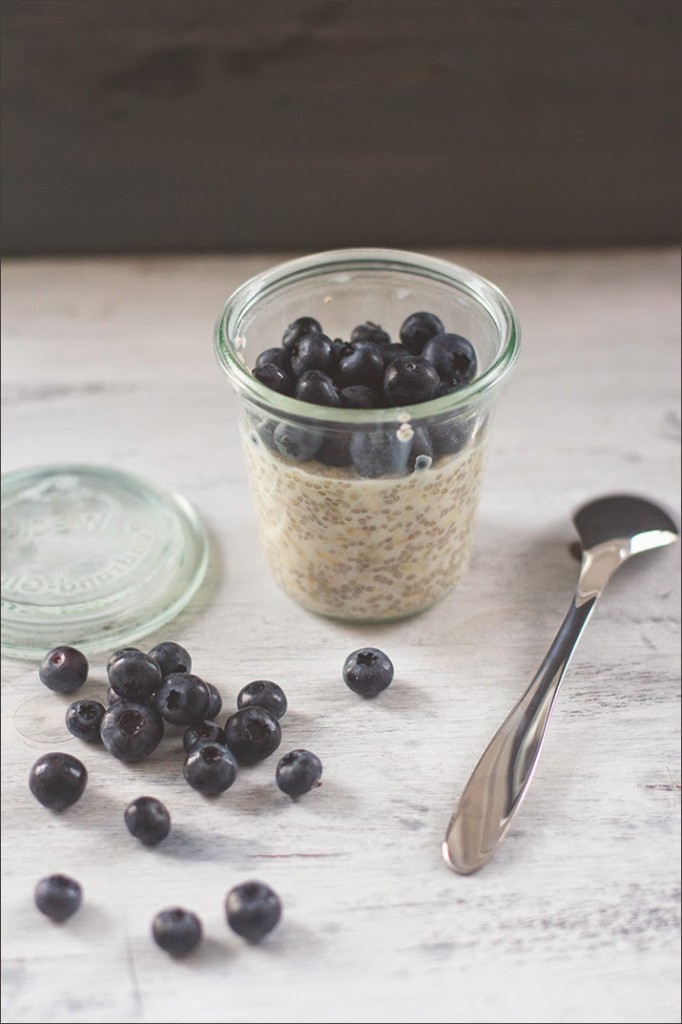 Rezept für Overnight Oats mit Mandeln, Chia Samen, Ahornsirup und Blaubeeren Overnight Oats: über Nacht im Kühlschrank eingeweicht und zum Frühstück mit frischen Blaubeeren serviert