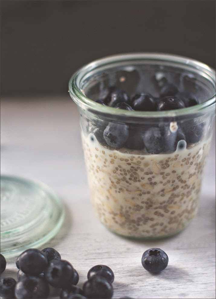 Rezept für Overnight Oats mit Mandeln, Chia Samen, Ahornsirup und Blaubeeren Overnight Oats: über Nacht im Kühlschrank eingeweicht und zum Frühstück mit frischen Blaubeeren serviert