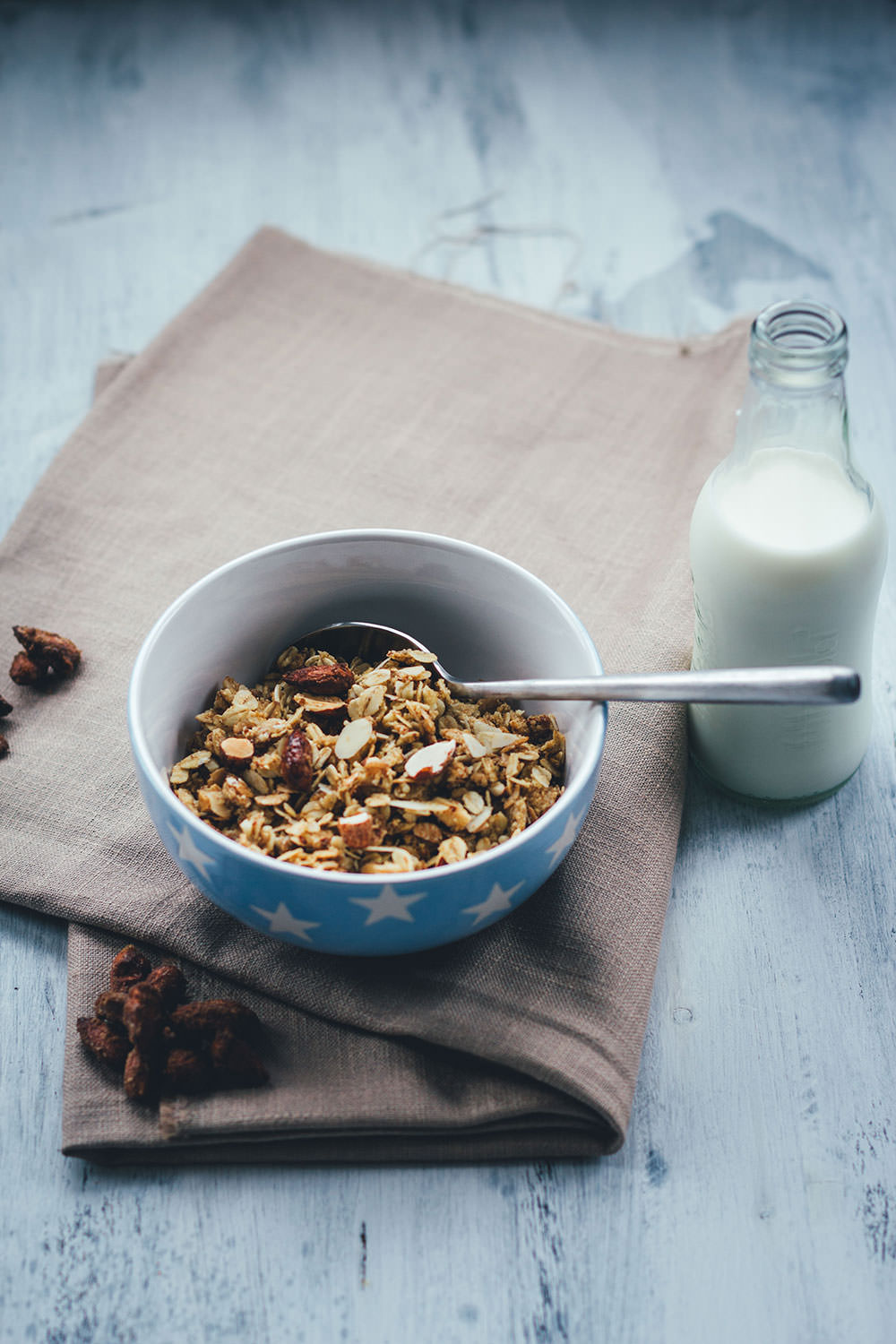Rezept für Vanille-Mandel-Granola | Mein Müsli der Woche | Knuspermüsli mit gebrannten Mandeln | moeyskitchen.com #granola #müsli #knuspermüsli #muesli #selbstgemacht #homemade #foodblogger #rezepte #frühstück #breakfast #mandeln #gebranntemandeln #vanille #vanilla