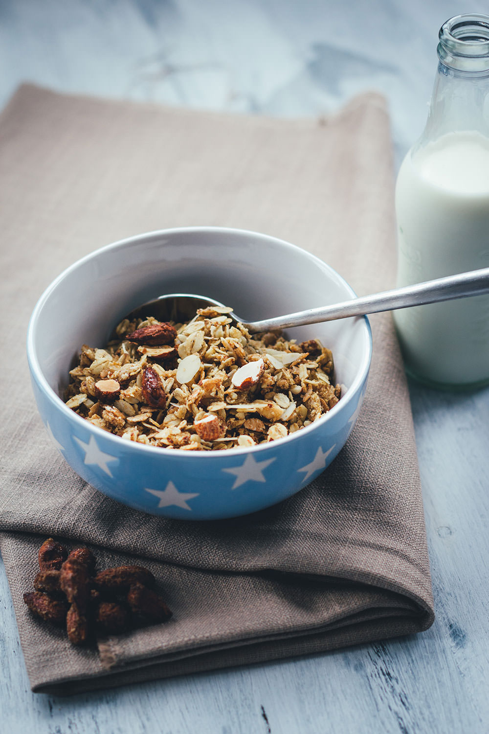 Rezept für Vanille-Mandel-Granola | Mein Müsli der Woche | Knuspermüsli mit gebrannten Mandeln | moeyskitchen.com #granola #müsli #knuspermüsli #muesli #selbstgemacht #homemade #foodblogger #rezepte #frühstück #breakfast #mandeln #gebranntemandeln #vanille #vanilla