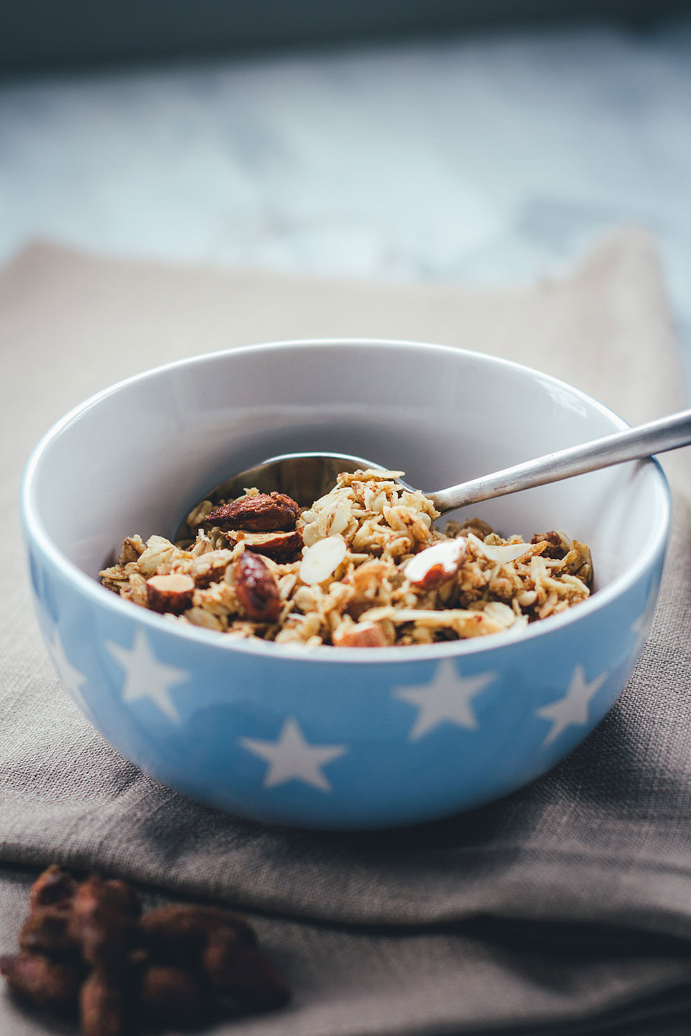 Rezept für Vanille-Mandel-Granola | Mein Müsli der Woche | Knuspermüsli mit gebrannten Mandeln | moeyskitchen.com #granola #müsli #knuspermüsli #muesli #selbstgemacht #homemade #foodblogger #rezepte #frühstück #breakfast #mandeln #gebranntemandeln #vanille #vanilla