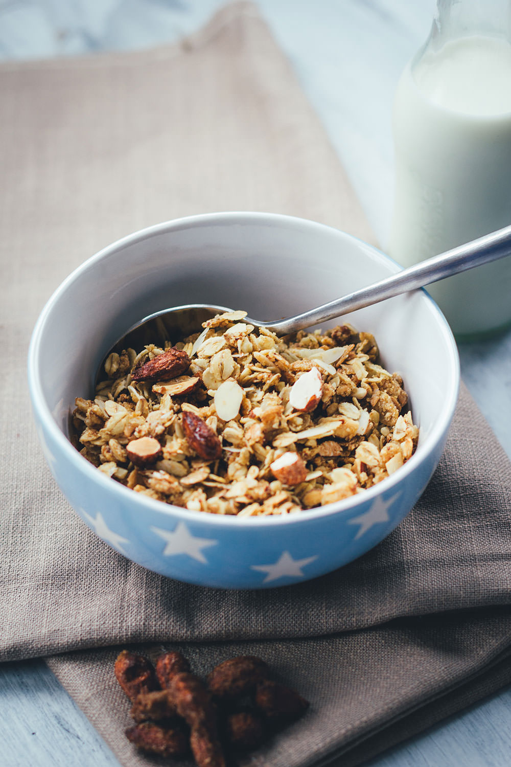 Rezept für Vanille-Mandel-Granola | Mein Müsli der Woche | Knuspermüsli mit gebrannten Mandeln | moeyskitchen.com #granola #müsli #knuspermüsli #muesli #selbstgemacht #homemade #foodblogger #rezepte #frühstück #breakfast #mandeln #gebranntemandeln #vanille #vanilla