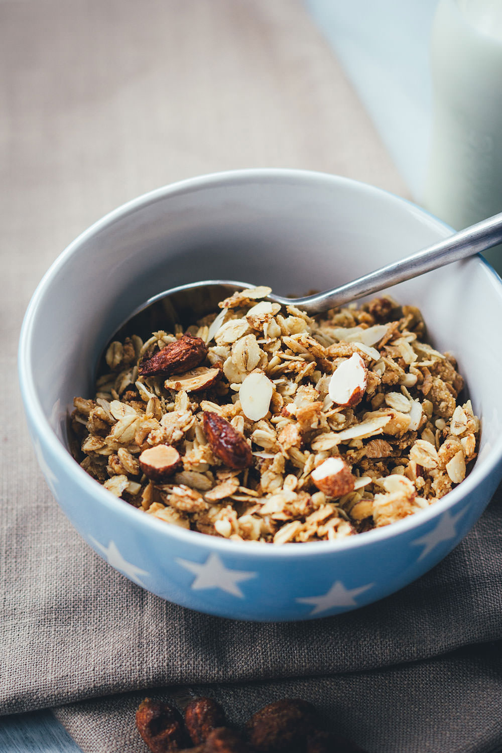 Rezept für Vanille-Mandel-Granola | Mein Müsli der Woche | Knuspermüsli mit gebrannten Mandeln | moeyskitchen.com #granola #müsli #knuspermüsli #muesli #selbstgemacht #homemade #foodblogger #rezepte #frühstück #breakfast #mandeln #gebranntemandeln #vanille #vanilla
