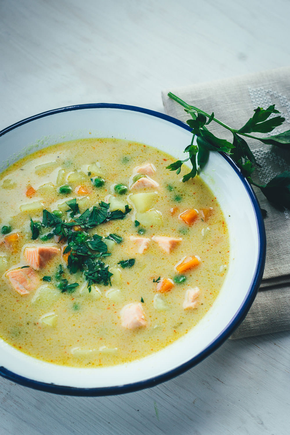 Rezept für schnelle Kartoffel-Erbsen-Suppe mit Lachs und Kokosmilch | einfache Suppe für die schnelle Feierabendküche | moeyskitchen.com #rezepte #foodblogger #suppe #erbsensuppe #kartoffelsuppe #lachs #kokosmilch #herbstrezepte #schnellerezepte #kochen