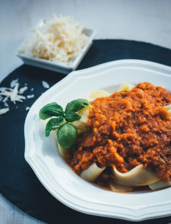 Rezept für cremige Rösttomatensauce aus dem Ofen | leckere Tomaten-Sauce - mit Tipp zum Einmachen | moeyskitchen.com #tomaten #tomatensauce #rösttomatensauce #ofen #einmachen #einkochen #pastasauce #nudelsauce #rezepte #foodblogger