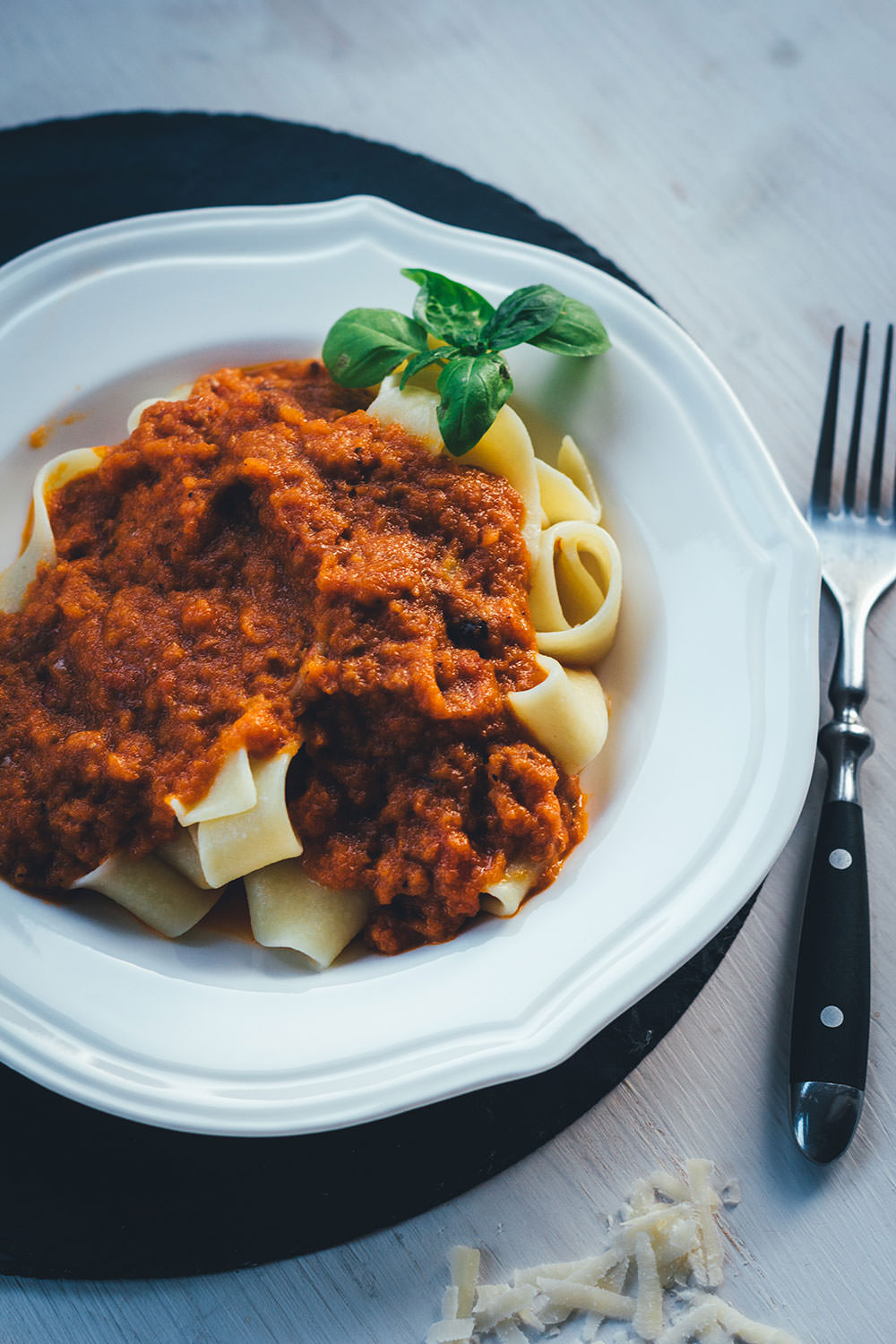 Rezept für cremige Rösttomatensauce aus dem Ofen | leckere Tomaten-Sauce - mit Tipp zum Einmachen | moeyskitchen.com #tomaten #tomatensauce #rösttomatensauce #ofen #einmachen #einkochen #pastasauce #nudelsauce #rezepte #foodblogger