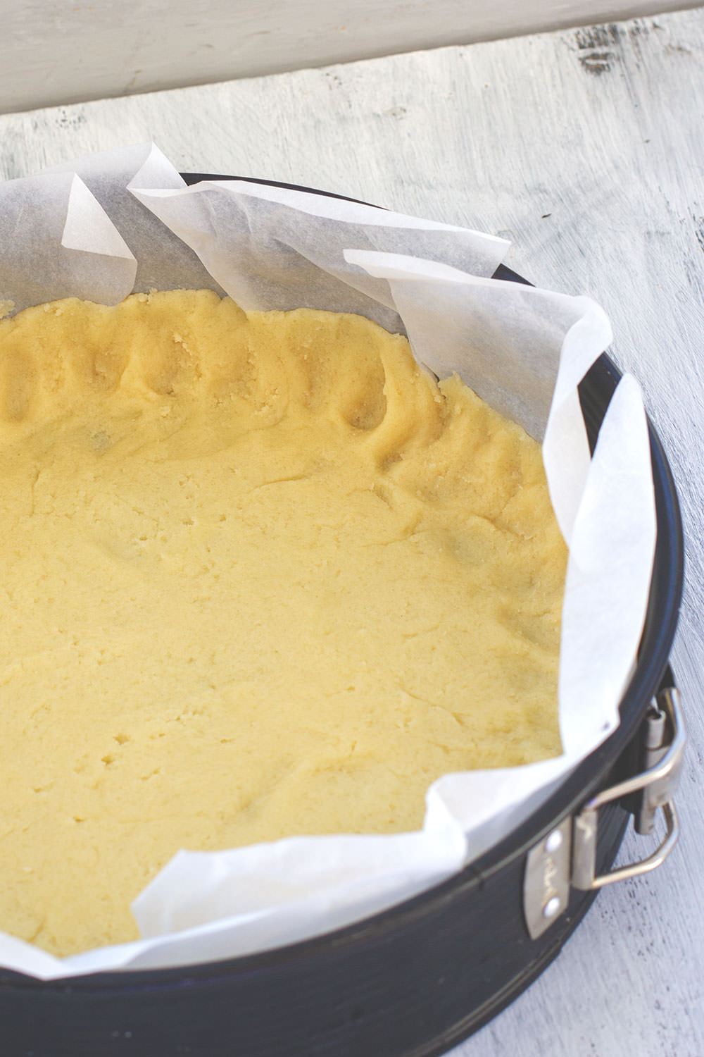Blitzschneller Apfelkuchen mit Frischkäseguss, Walnüssen und Zimt-Zucker | moeyskitchen.com