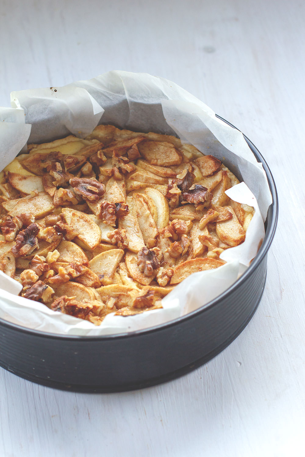 Blitzschneller Apfelkuchen mit Frischkäseguss, Walnüssen und Zimt-Zucker | moeyskitchen.com