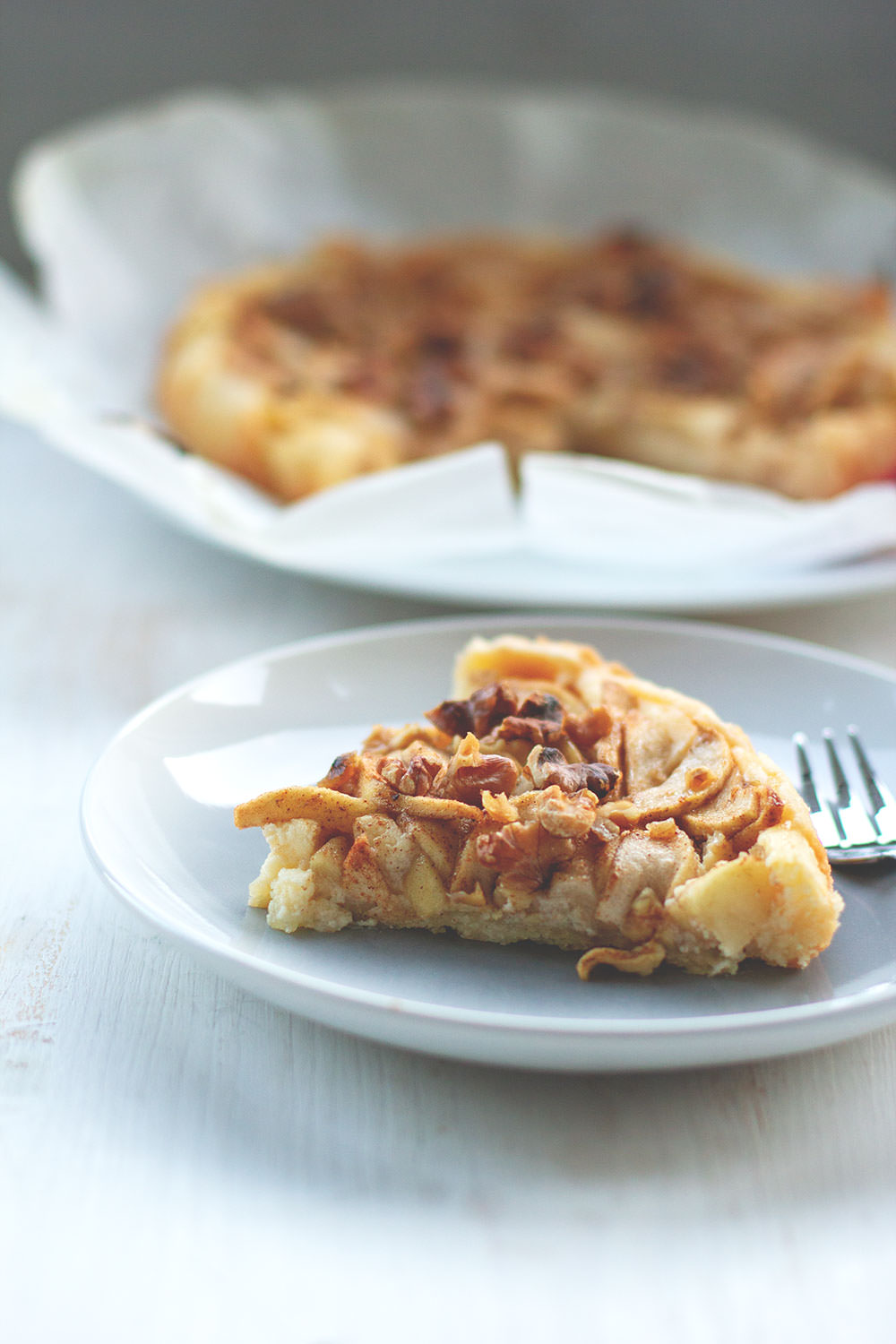 Blitzschneller Apfelkuchen mit Frischkäseguss, Walnüssen und Zimt-Zucker | moeyskitchen.com