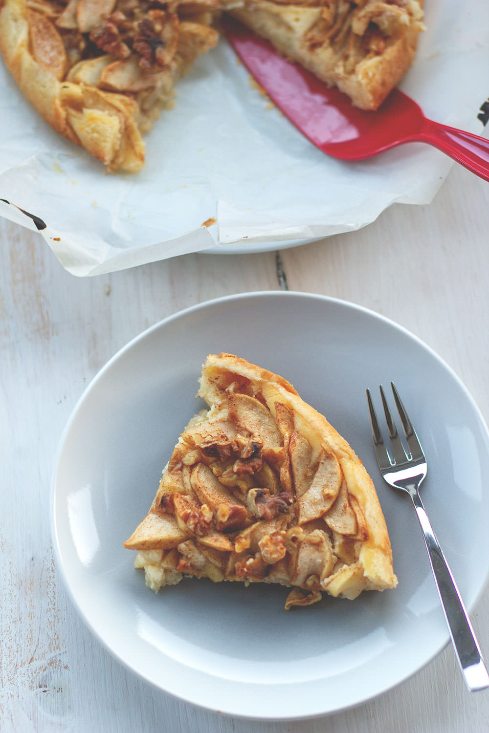 Blitzschneller Apfelkuchen mit Frischkäseguss, Walnüssen und Zimt-Zucker | moeyskitchen.com