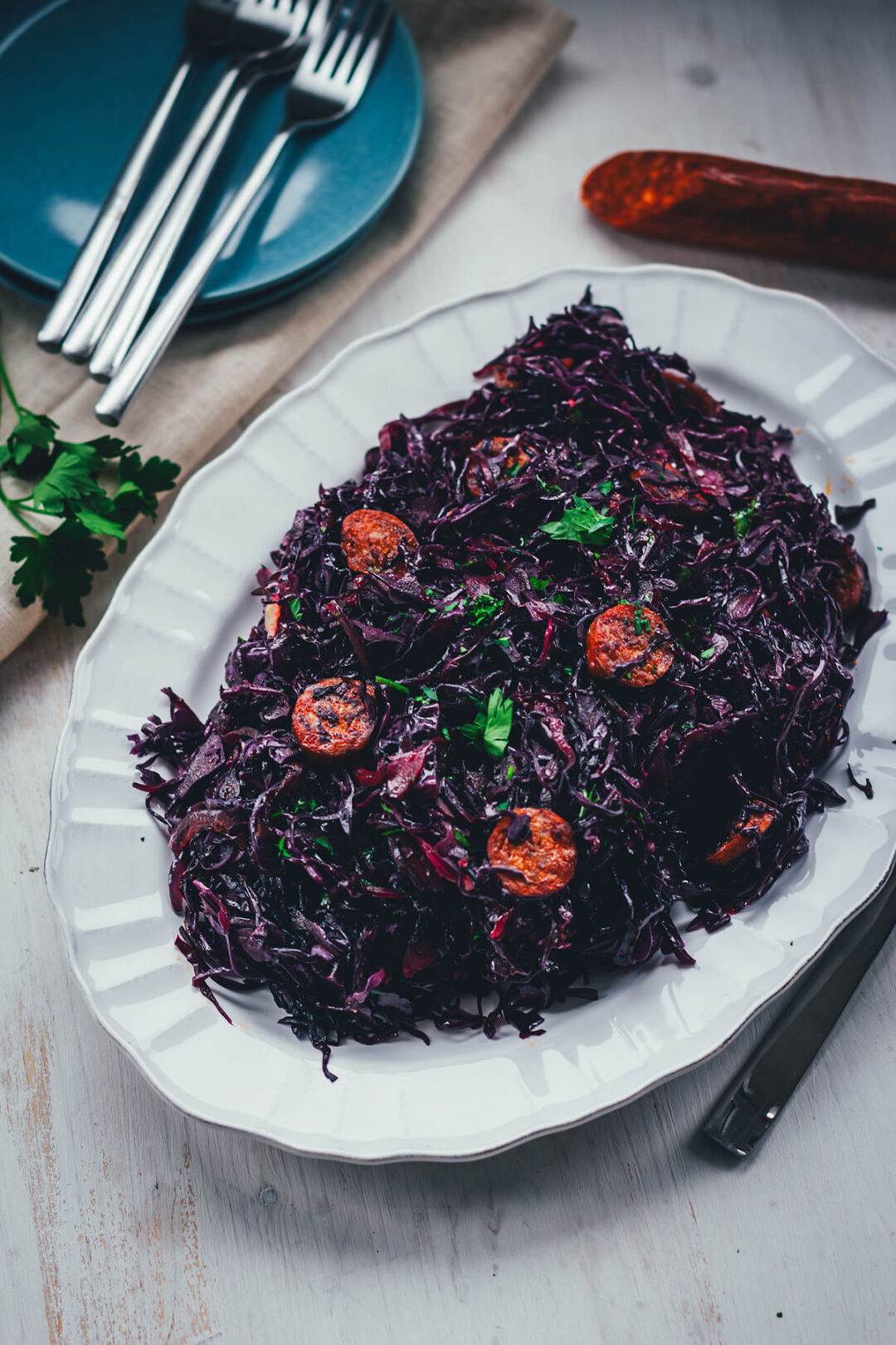 Herzhafter Rotkohlsalat mit würziger Chorizo. Die etwas andere festliche Vorspeise im Winter. Schmeckt sowohl lauwarm als auch kalt und passt perfekt zu Weihnachten und Silvester. Grünkohl mit Mettwürstchen war gestern! | moeyskitchen.com