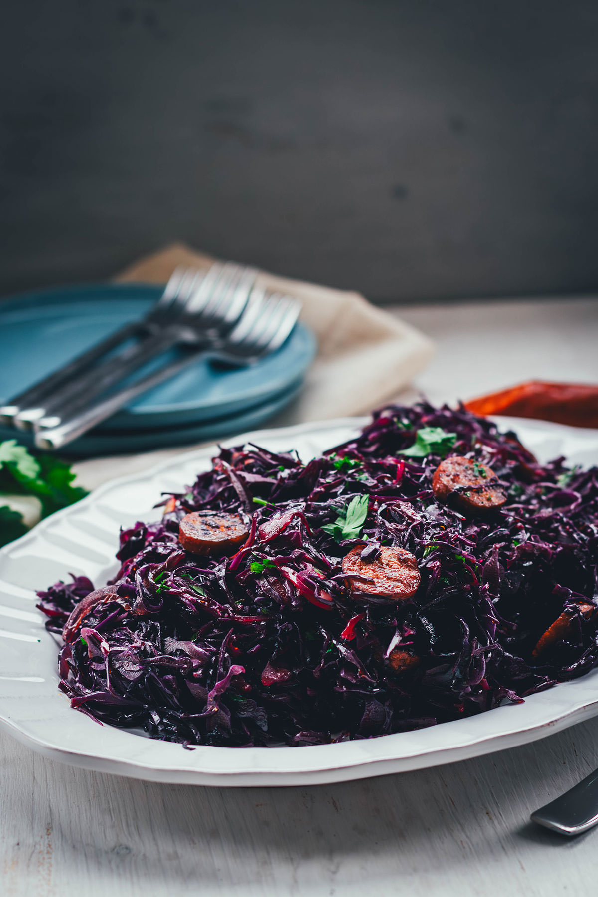 Herzhafter Rotkohlsalat mit würziger Chorizo. Die etwas andere festliche Vorspeise im Winter. Schmeckt sowohl lauwarm als auch kalt und passt perfekt zu Weihnachten und Silvester. Grünkohl mit Mettwürstchen war gestern! | moeyskitchen.com