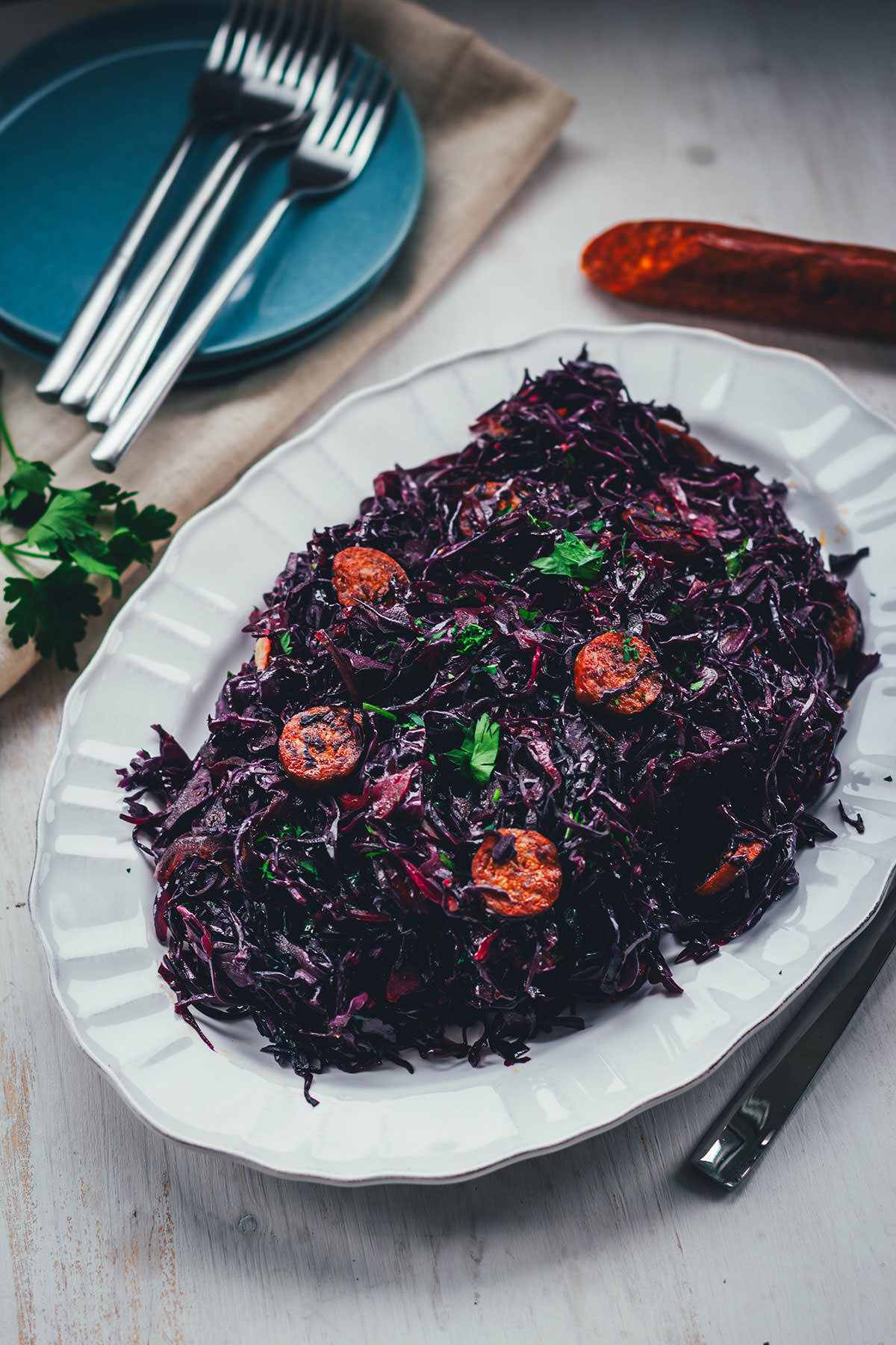 Herzhafter Rotkohlsalat mit würziger Chorizo. Die etwas andere festliche Vorspeise im Winter. Schmeckt sowohl lauwarm als auch kalt und passt perfekt zu Weihnachten und Silvester. Grünkohl mit Mettwürstchen war gestern! | moeyskitchen.com
