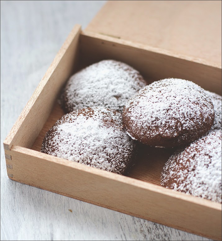 Schoko-Espresso-Knusperkekse in einer Holzschachtel
