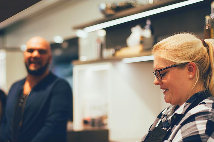 moey's kitchen zu Gast im Zwilling Flagship Store in Düsseldorf! Maja von moey's kitchen und Patrick, Retail Manager Europe und Blogger von Ich machs mir ... einfach