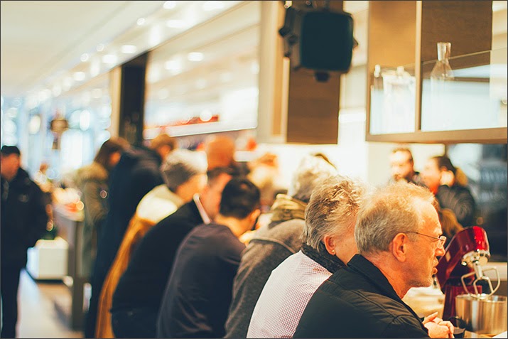 moey's kitchen zu Gast im Zwilling Flagship Store in Düsseldorf! Zahlreiche Besucher in der der Küche des Zwilling Flagship Stores in Düsseldorf