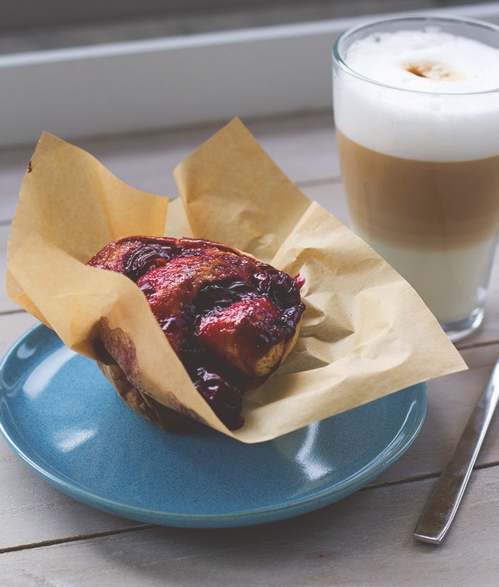 Rezept für Scones-Schnecken mit Kirschfüllung Kirsch-Scones-Schnecke, serviert mit frisch gebrühtem Latte Macchiato