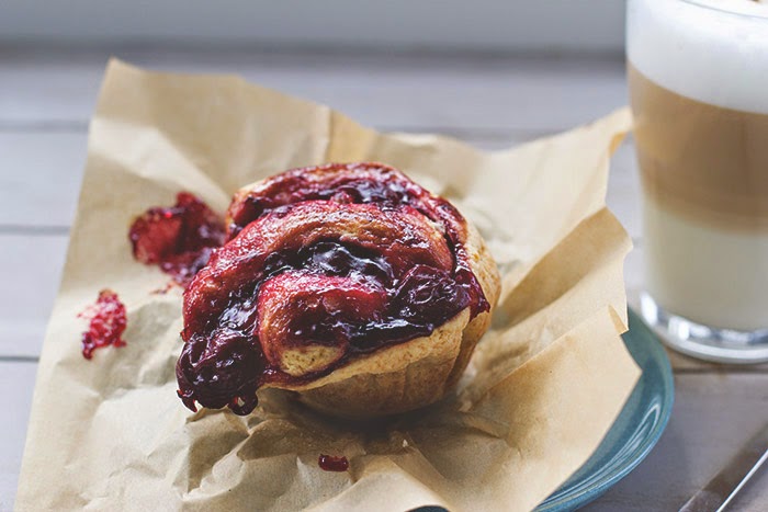 Rezept für Scones-Schnecken mit Kirschfüllung Saftige Scones-Schnecke mit Kirschfüllung, frisch serviert mit Kaffee