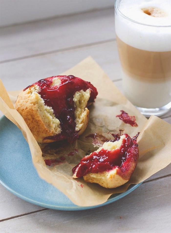 Rezept für Scones-Schnecken mit Kirschfüllung Saftige Scones-Schnecke mit Kirschfüllung, frisch serviert