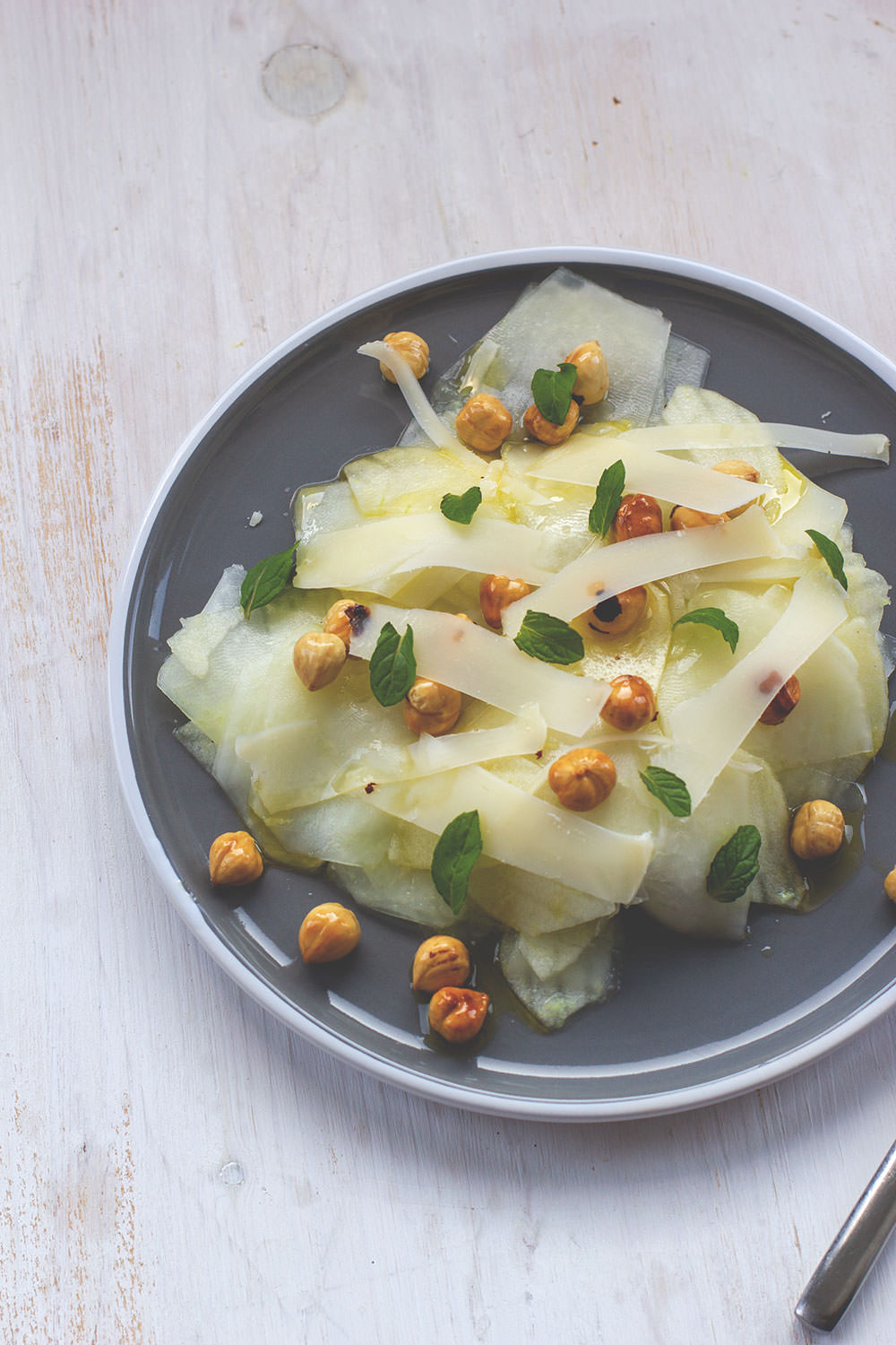 Rezept für Kohlrabi-Apfel-Salat mit gerösteten Haselnüssen, frischer Minze und Parmesan | moeyskitchen.com