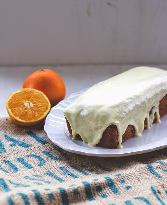 Saftiger Orangenkuchen auf einer Kuchenplatte