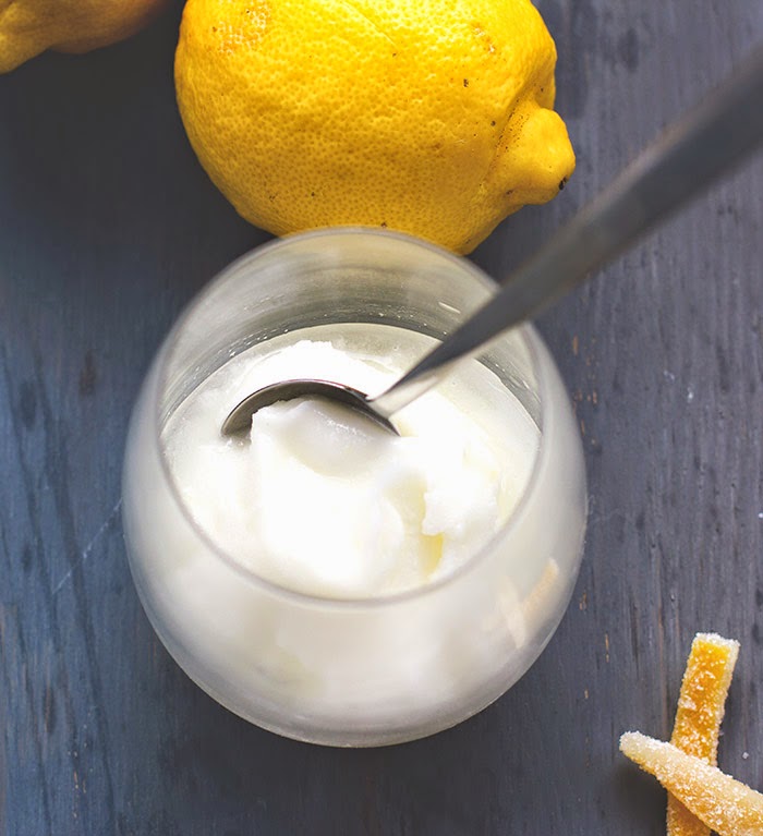 Rezept für erfrischendes Zitronensorbet / Zitronen-Granité / Zitronen-Granita frisches Zitronen-Sorbet, im Glas serviert