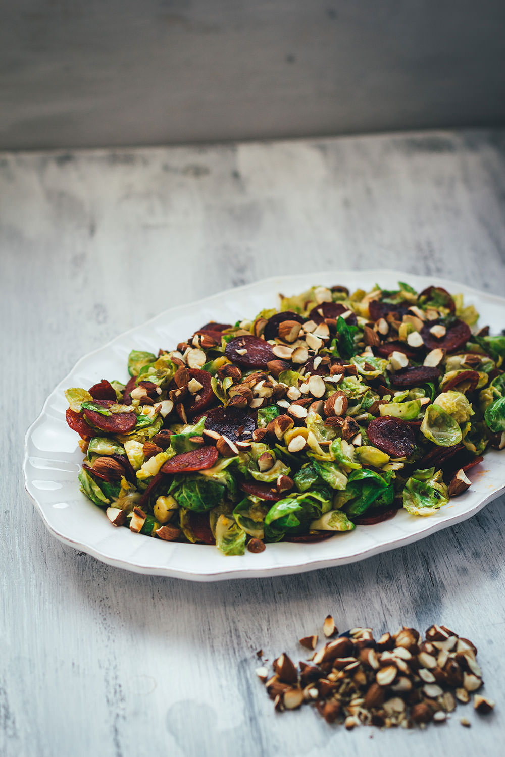 Rezept für lauwarmen Rosenkohlsalat mit knuspriger Chorizo und gerösteten Mandeln | moeyskitchen.com #rosenkohl #rosenkohlsalat #salat #wintersalat #chorizo #mandeln #foodblogger #rezepte