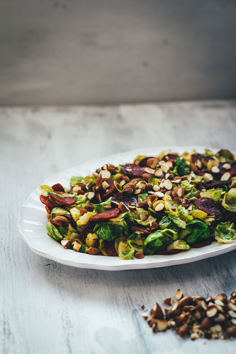 Rezept für lauwarmen Rosenkohlsalat mit knuspriger Chorizo und gerösteten Mandeln | moeyskitchen.com #rosenkohl #rosenkohlsalat #salat #wintersalat #chorizo #mandeln #foodblogger #rezepte