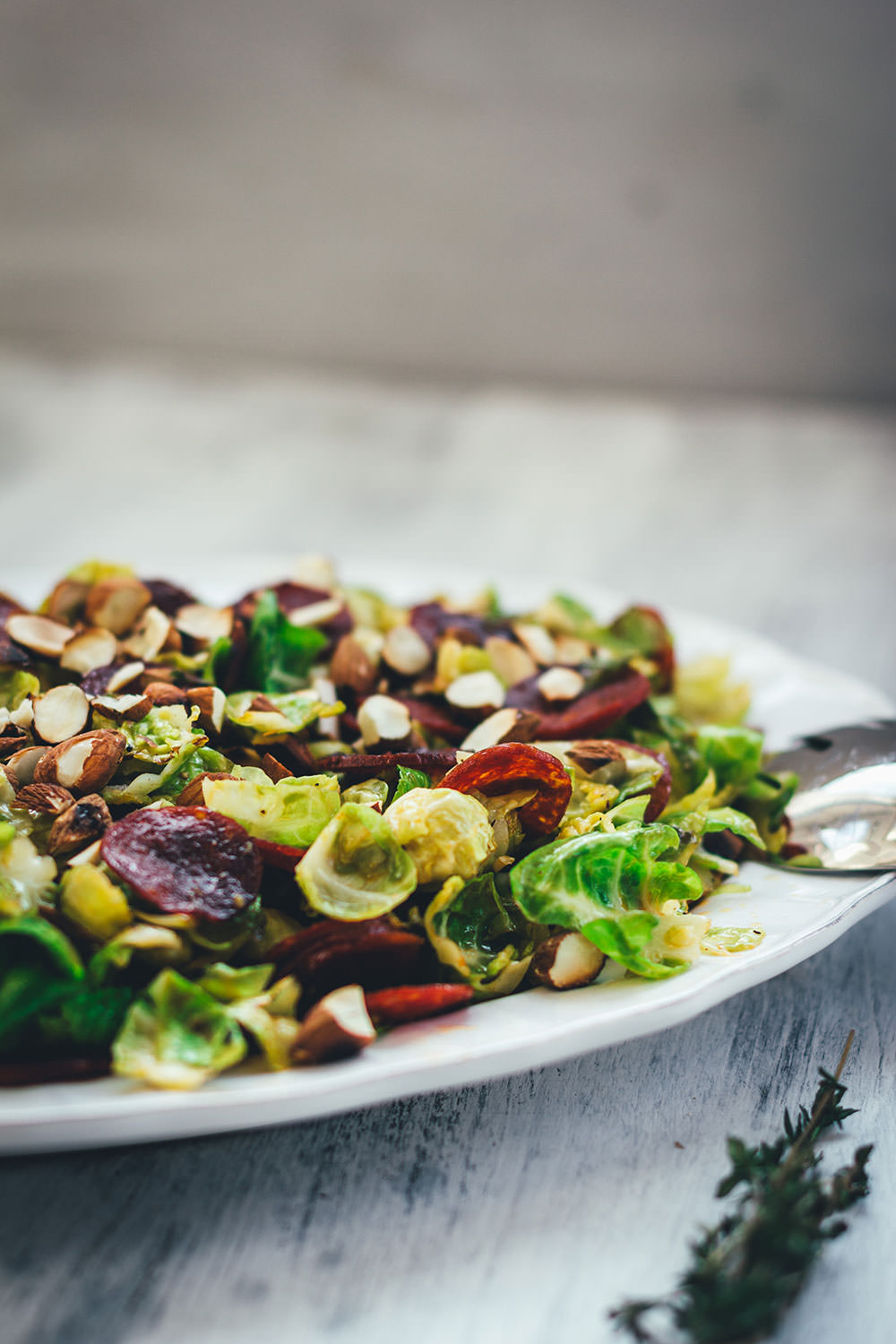 Rezept für lauwarmen Rosenkohlsalat mit knuspriger Chorizo und gerösteten Mandeln | moeyskitchen.com #rosenkohl #rosenkohlsalat #salat #wintersalat #chorizo #mandeln #foodblogger #rezepte
