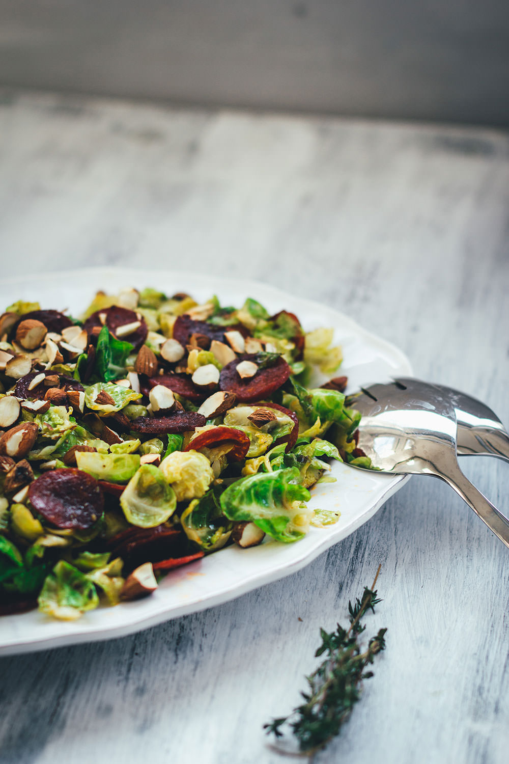 Rezept für lauwarmen Rosenkohlsalat mit knuspriger Chorizo und gerösteten Mandeln | moeyskitchen.com #rosenkohl #rosenkohlsalat #salat #wintersalat #chorizo #mandeln #foodblogger #rezepte