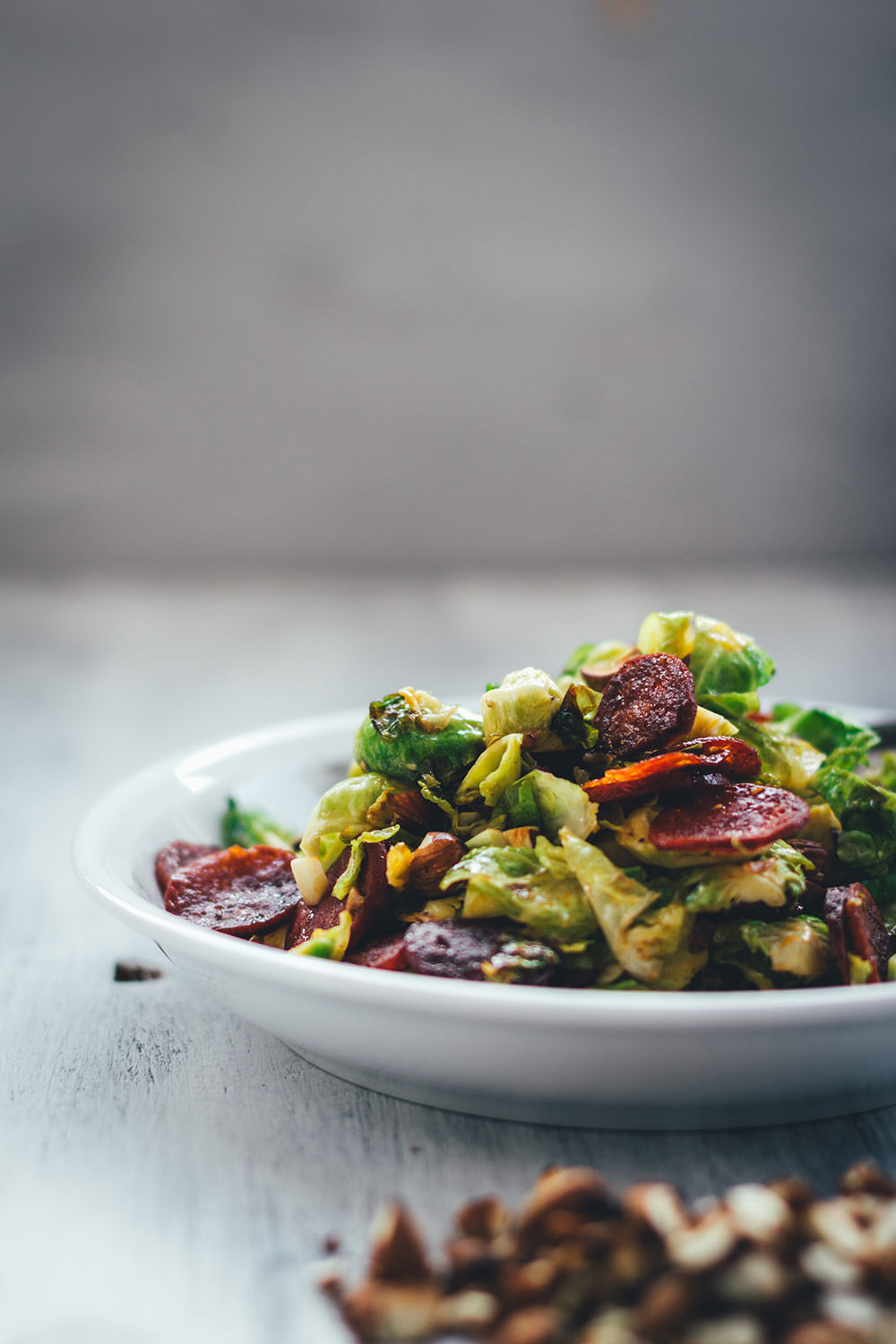 Rezept für lauwarmen Rosenkohlsalat mit knuspriger Chorizo und gerösteten Mandeln | moeyskitchen.com #rosenkohl #rosenkohlsalat #salat #wintersalat #chorizo #mandeln #foodblogger #rezepte