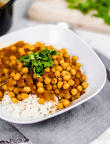 Rezept für veganes Kichererbsen-Curry. Indisches Curry, das man auch als Chana Masala kennt. Das Curry ist ohne Ersatzprodukte immer schon vegan und kommt ohne Kokos aus | moeyskitchen.com