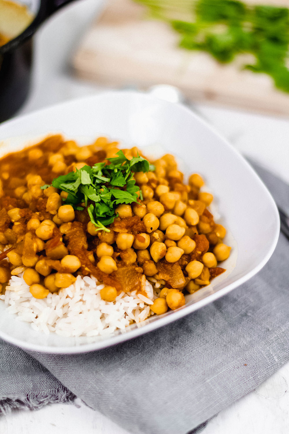 Rezept für veganes Kichererbsen-Curry. Indisches Curry, das man auch als Chana Masala kennt. Das Curry ist ohne Ersatzprodukte immer schon vegan und kommt ohne Kokos aus | moeyskitchen.com