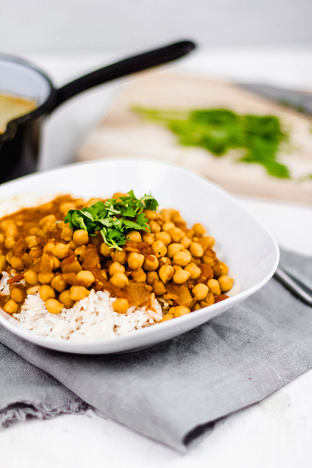 Rezept für veganes Kichererbsen-Curry. Indisches Curry, das man auch als Chana Masala kennt. Das Curry ist ohne Ersatzprodukte immer schon vegan und kommt ohne Kokos aus | moeyskitchen.com