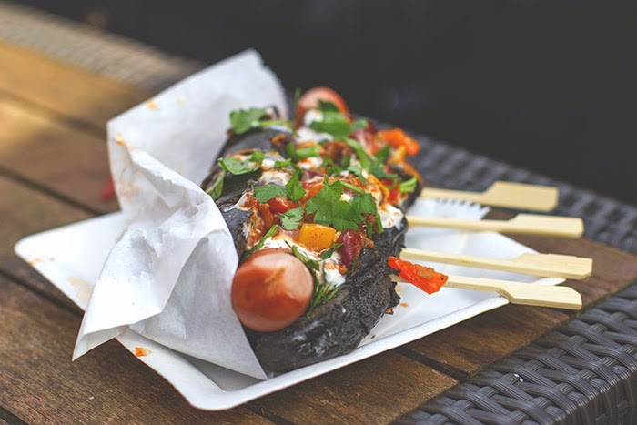 Street Food Festival in Köln bei Jack in the Box im März 2015 Chili-Hot-Dog im Sepia-Brötchen von The Wurst Case Szenario beim Street Food Festival in Köln