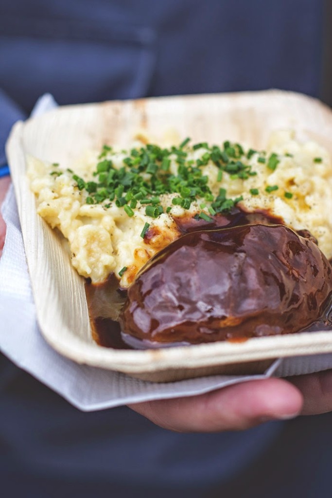 Street Food Festival in Köln bei Jack in the Box im März 2015 Handgeschabte Käsespätzle mit geschmorten Duroc-Schweinebäckchen vom Speisewagen