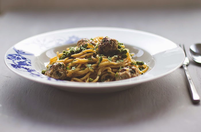 Pastarezept für die Feierabendküche: Spaghetti mit Fleischbällchen, Erbsen und heller Sauce frisch gekochte Portion Spaghetti mit Meatballs, Erbsen und Sahnesauce