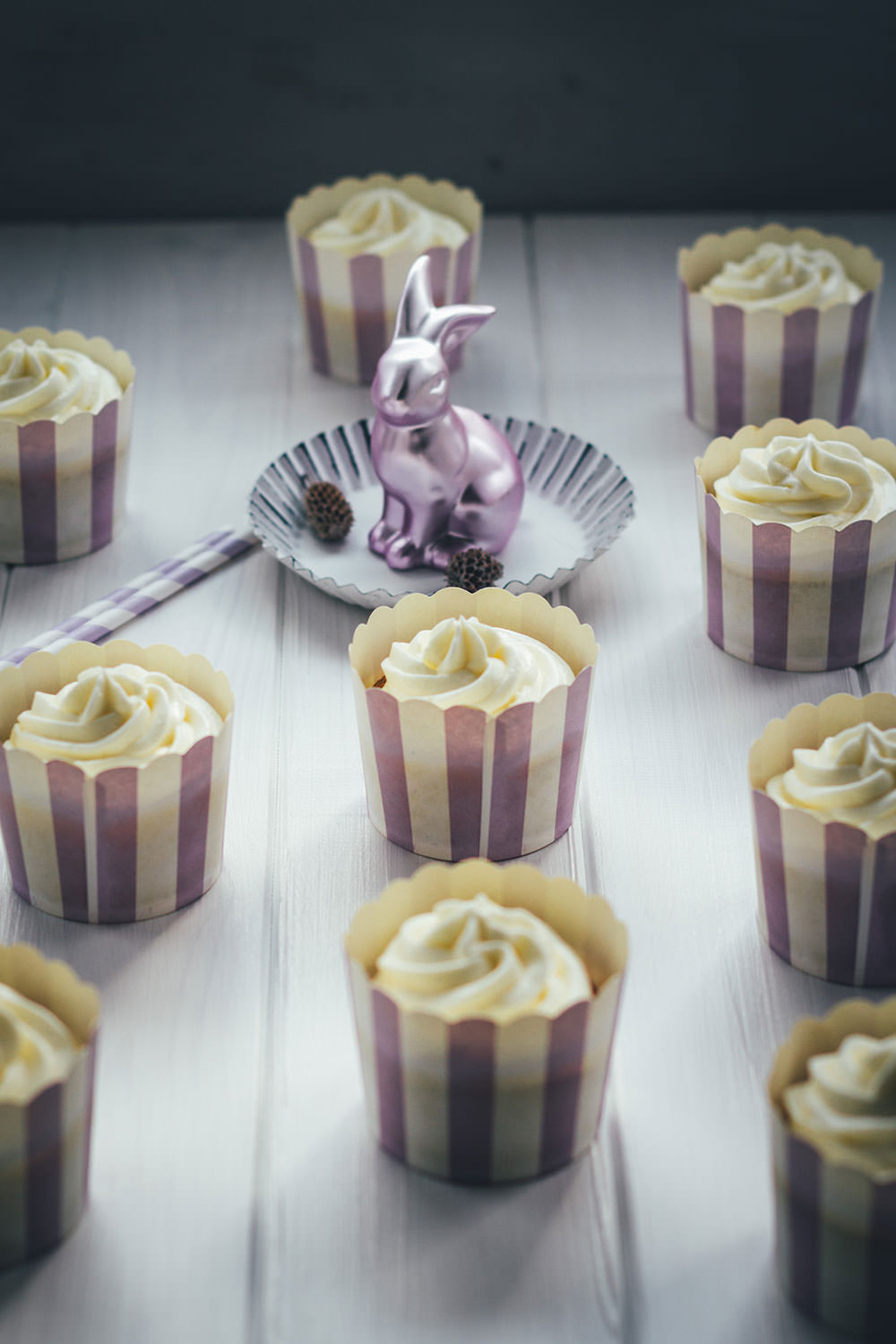 Rezept für saftige Carrot Cupcakes – klassischer Carrot Cake oder Rüblikuchen in Cupcake-Form | moeyskitchen.com #cupcakes #carrotcupcakes #carrotcake #möhrenkuchen #rüblikuchen #rüblitorte #ostern #carrotcakecupcakes #backen #rezepte #foodblogger