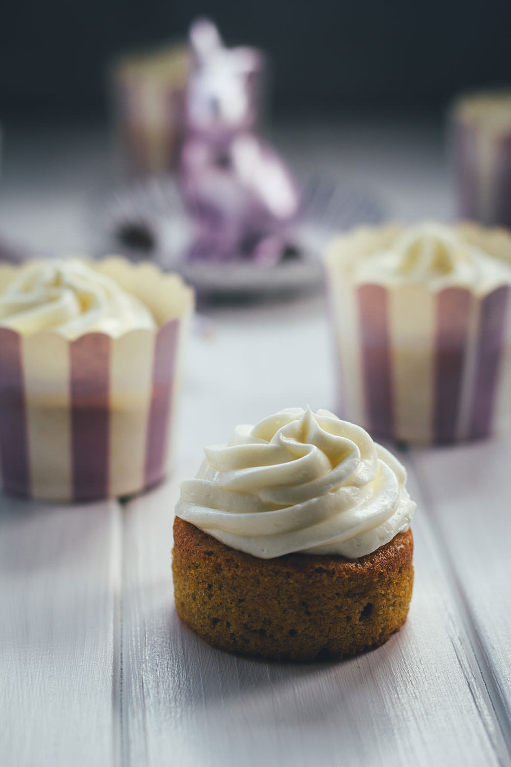 Rezept für saftige Carrot Cupcakes – klassischer Carrot Cake oder Rüblikuchen in Cupcake-Form | moeyskitchen.com #cupcakes #carrotcupcakes #carrotcake #möhrenkuchen #rüblikuchen #rüblitorte #ostern #carrotcakecupcakes #backen #rezepte #foodblogger
