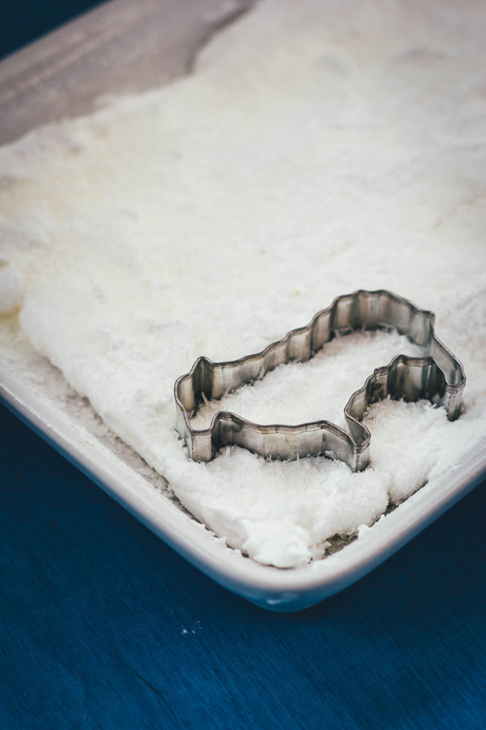 Süße Kokos-Marshmallows in Form von Schäfchen sind eine tolle Idee für Ostern! | moeyskitchen.com