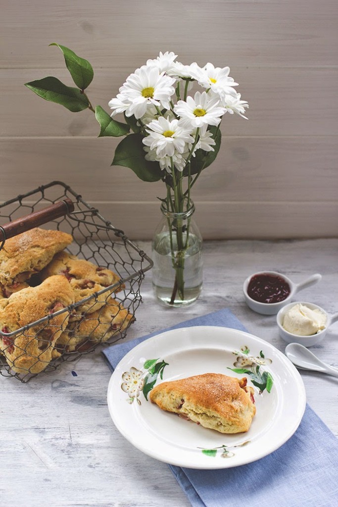 Rezept zum Sonntagsfrühstück: frische Scones mit Rhabarber und Buttermilch, serviert mit Clotted Cream und Erdbeerkonfitüre