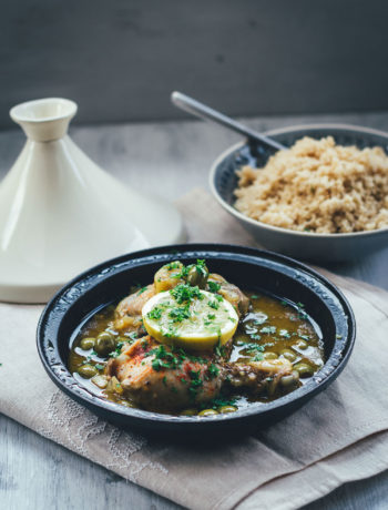 Rezept für Tajine (Tagine) - orientalisches Schmorgericht mit Hähnchenschenkel, Oliven und Zitrone, serviert mit Couscous | moeyskitchen.com #tajine #tagine #hähnchen #oliven #zitronen #levanteküche #orientalischeküche #couscous #rezepte #foodblogger #kochen #abendessen