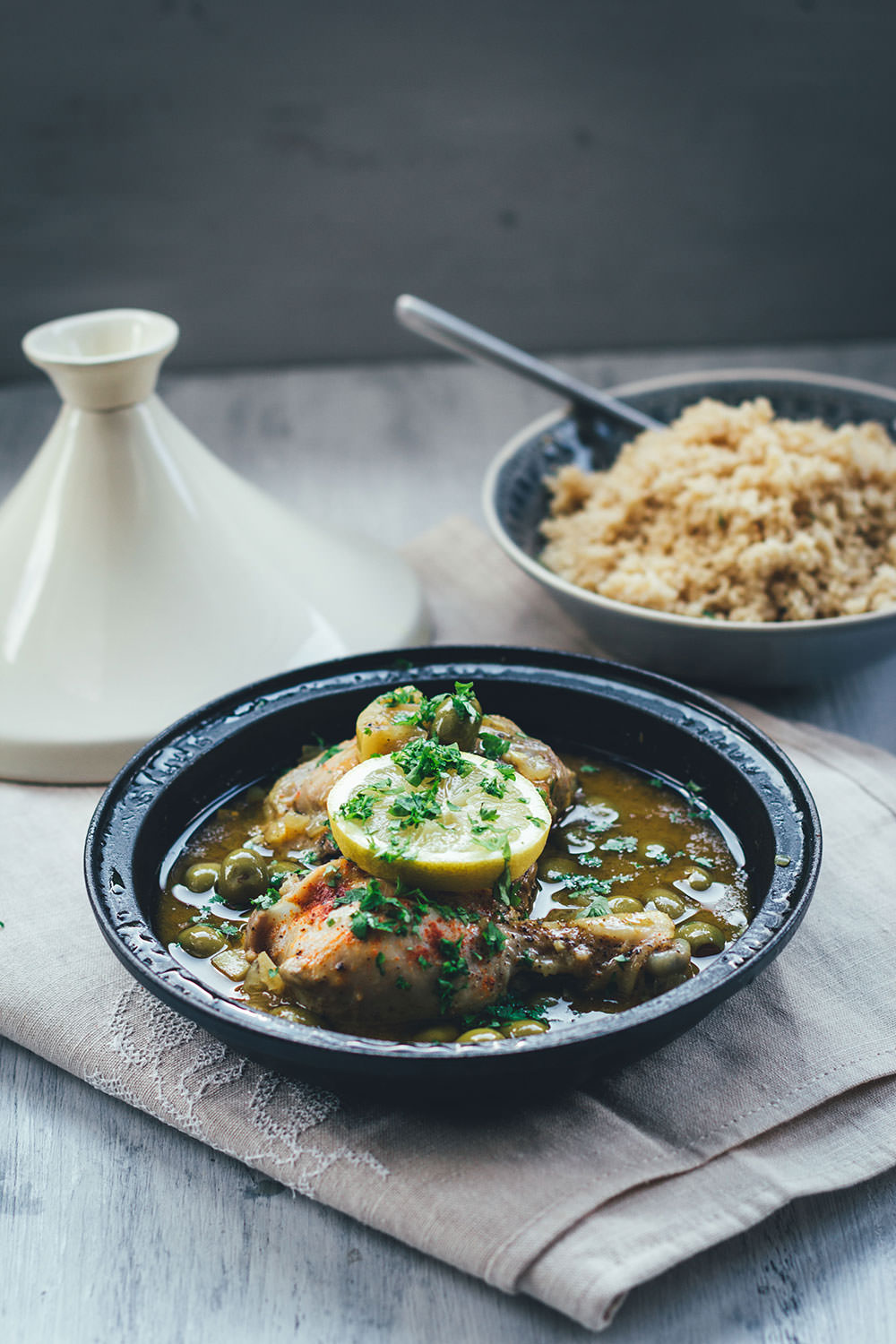 Rezept für Tajine (Tagine) - orientalisches Schmorgericht mit Hähnchenschenkel, Oliven und Zitrone, serviert mit Couscous | moeyskitchen.com #tajine #tagine #hähnchen #oliven #zitronen #levanteküche #orientalischeküche #couscous #rezepte #foodblogger #kochen #abendessen