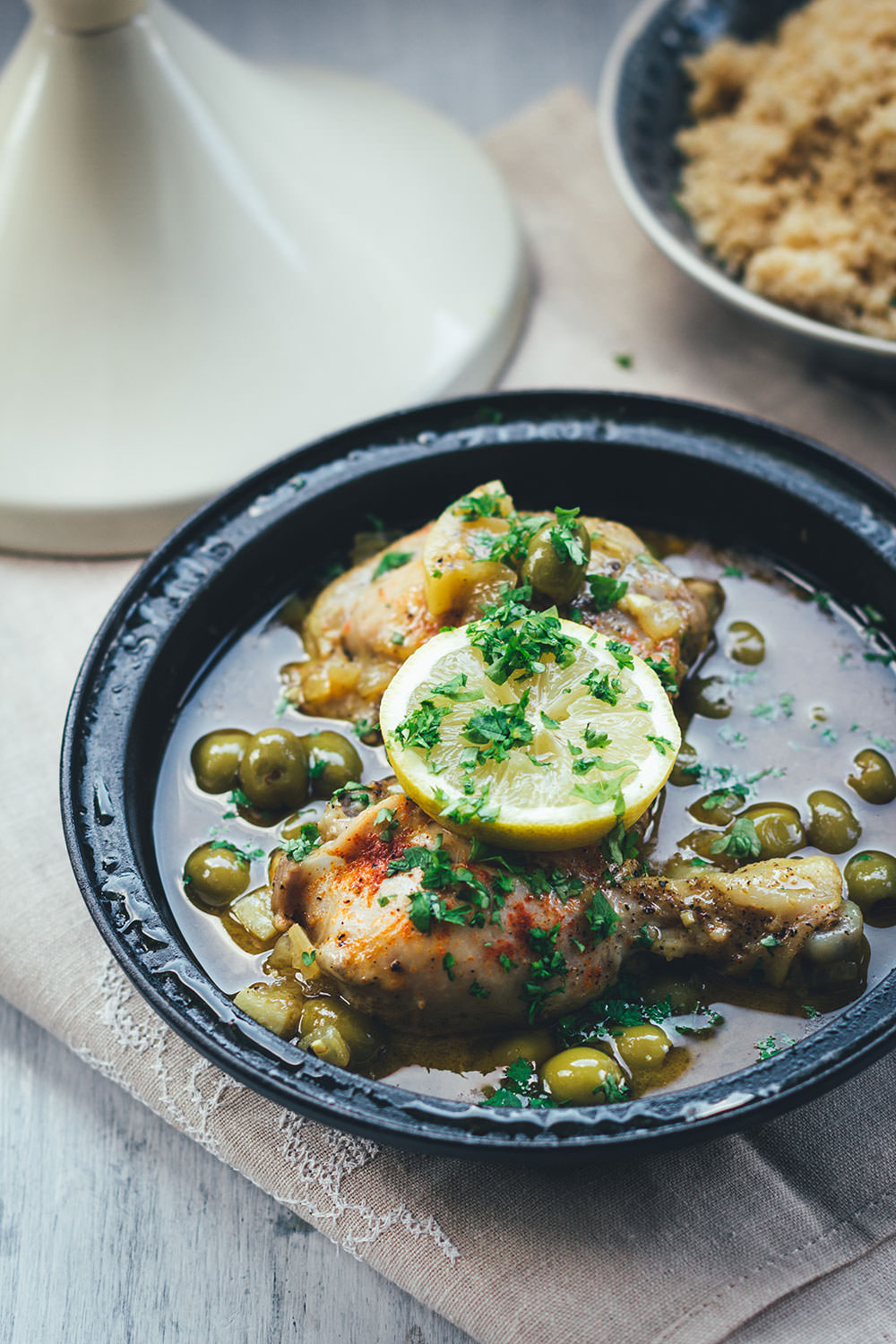 Rezept für Tajine (Tagine) - orientalisches Schmorgericht mit Hähnchenschenkel, Oliven und Zitrone, serviert mit Couscous | moeyskitchen.com #tajine #tagine #hähnchen #oliven #zitronen #levanteküche #orientalischeküche #couscous #rezepte #foodblogger #kochen #abendessen