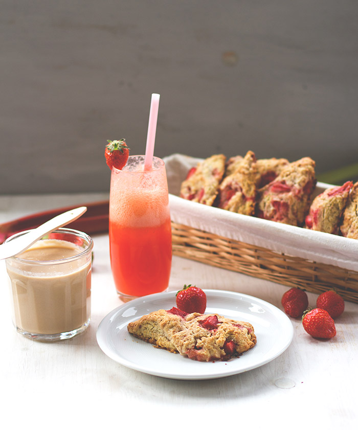Sonntagsfrühstück deluxe mit Erdbeer-Sahne-Scones, Rhabarber-Curd aus dem Thermomix und frischer Erdbeer-Limo