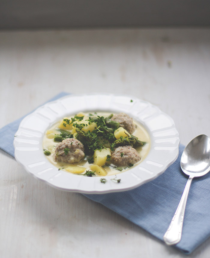 Rezept für Spargel-Eintopf mit grünem Spargel, Kartoffeln, Erbsen und Mettklößchen Rezept für Spargel-Eintopf mit grünem Spargel, Kartoffeln, Erbsen und Mettklößchen