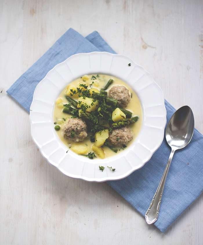 Rezept für Spargel-Eintopf mit grünem Spargel, Kartoffeln, Erbsen und Mettklößchen Rezept für Spargel-Eintopf mit grünem Spargel, Kartoffeln, Erbsen und Mettklößchen