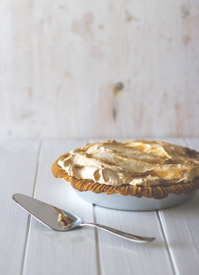 Zum Abschluss der diesjährigen Rhabarber-Saison: Rhabarber-Baiser-Pie aus Mürbeteigboden, Rhabarber-Curd und Eischnee-Haube Zum Abschluss der diesjährigen Rhabarber-Saison: Rhabarber-Baiser-Pie aus Mürbeteigboden, Rhabarber-Curd und Eischnee-Haube